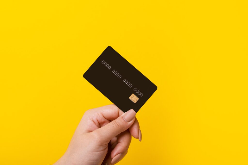 Person holding a credit card.